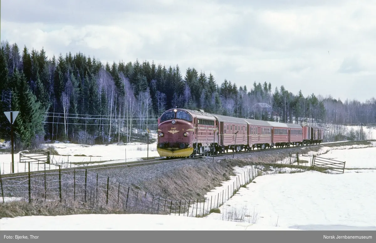 Diesellokomotiv Di 3 617 med tog 301 Oslo-Trondheim mellom Heradsbygd og Elverum