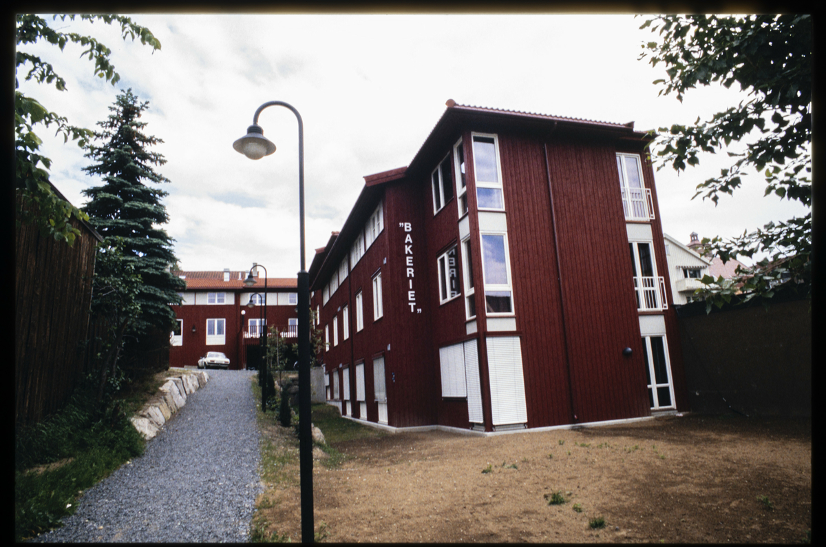 Lillehammer like etter OL 1994. Studentsamskipnadens nye studentboliger i Storgata 33, 'Bakeriet', var ferdige sommeren 1993. Sett mot øst.