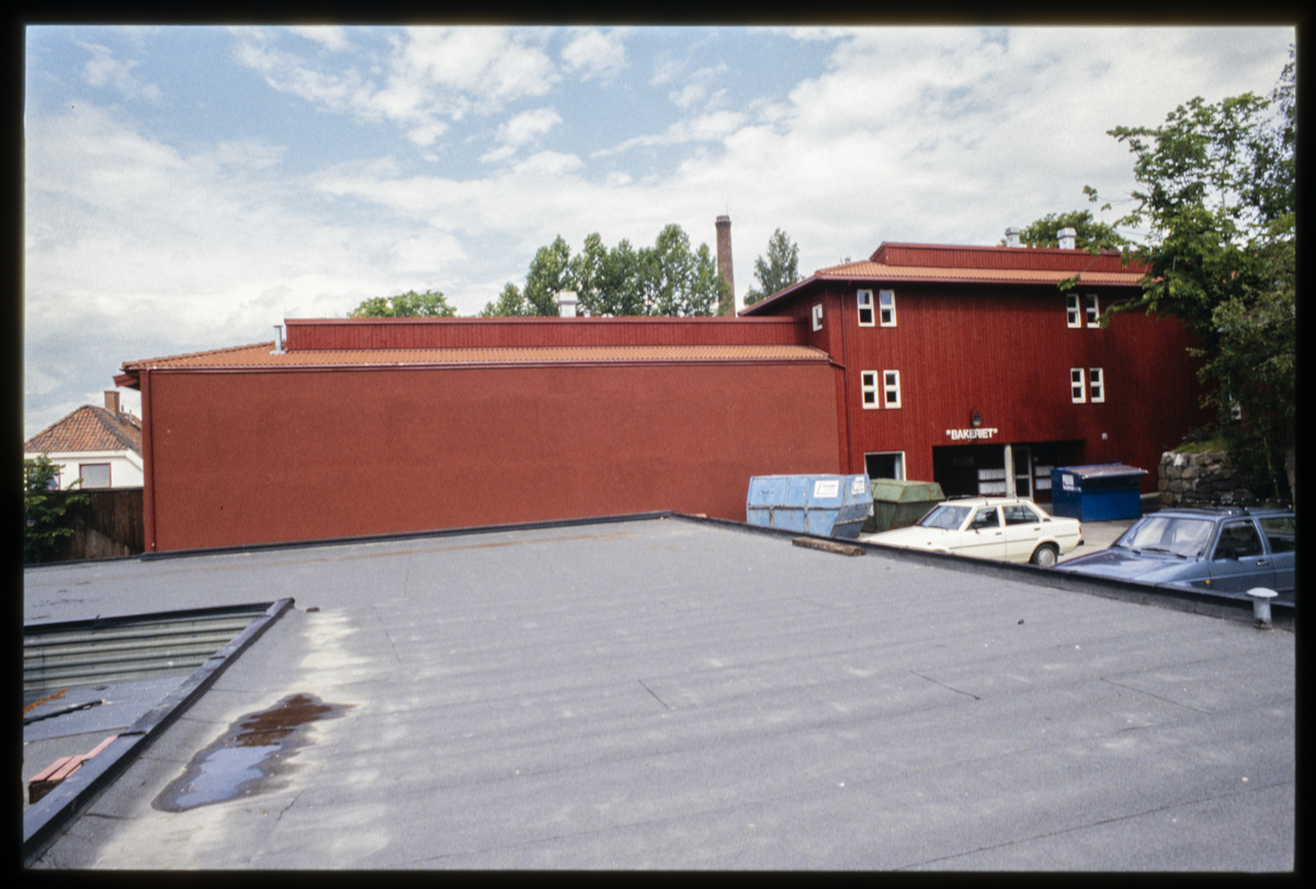 Lillehammer like etter OL 1994. Studentsamskipnadens nye studentboliger i Storgata 33, 'Bakeriet', var ferdige sommeren 1993. Sett mot nord-vest. Taket på tilbygget til Wiesegården i forgrunnen.
