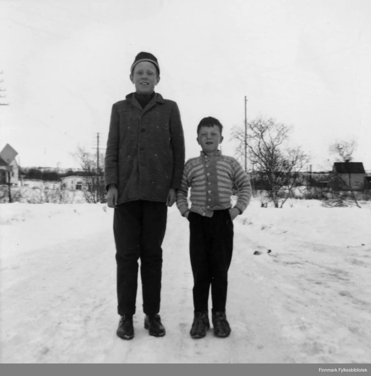 Fra venstre: Arnold Manninen og Arnfinn Moen utenfor bakeriet i Varangerbotn 1960.