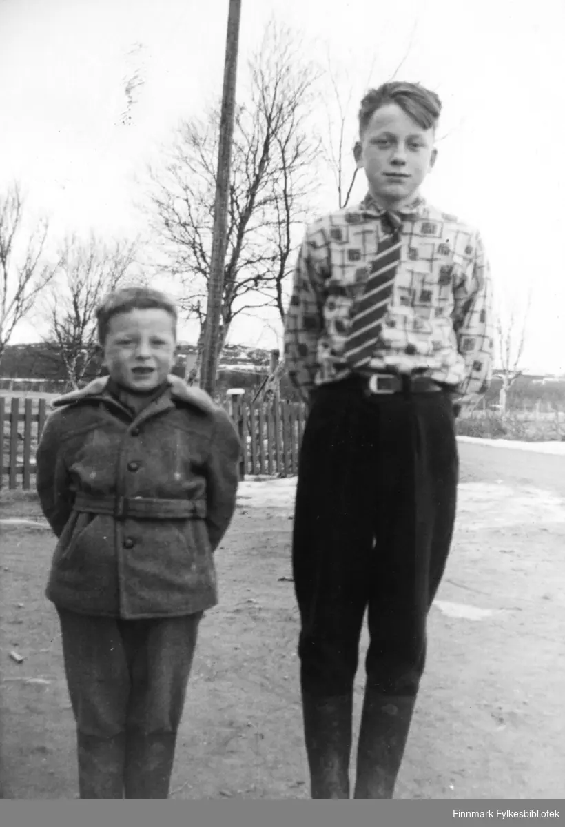 Brødrene Moen, Anrfinn og Steinar utenfor bakeriet i Varangerbotn midten av 1960-tallet.