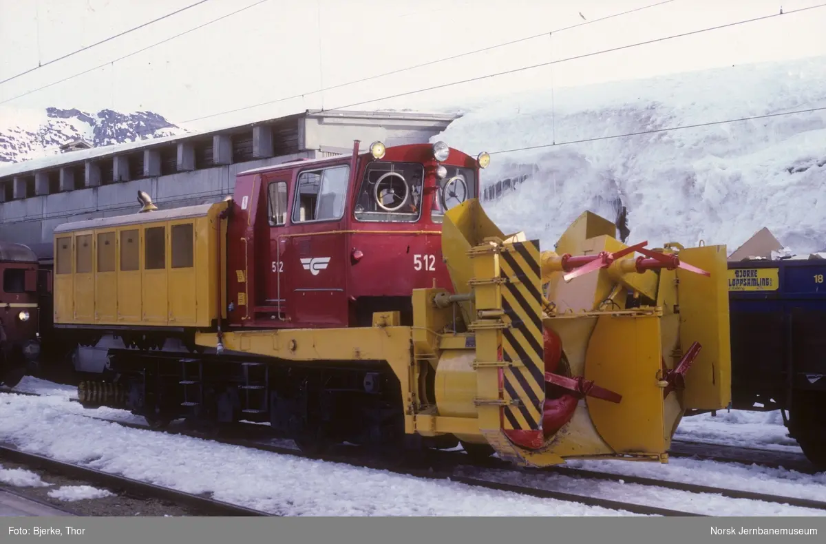Roterende snøplog DiR3 512 på Finse stasjon