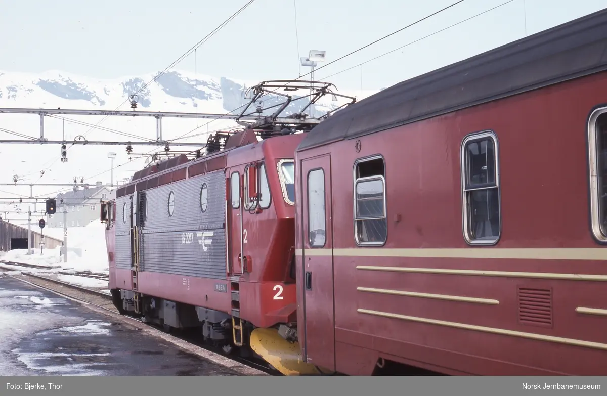 Elektrisk lokomotiv El 16 2217 med ekspresstog 61 Oslo-Bergen på Finse stasjon