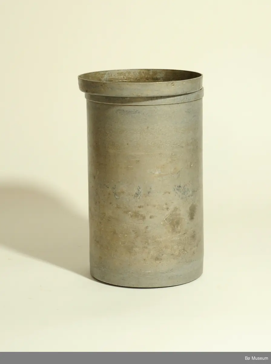 Form: Rett sylinder. Stav m. plate m. 5 hol og handtak
