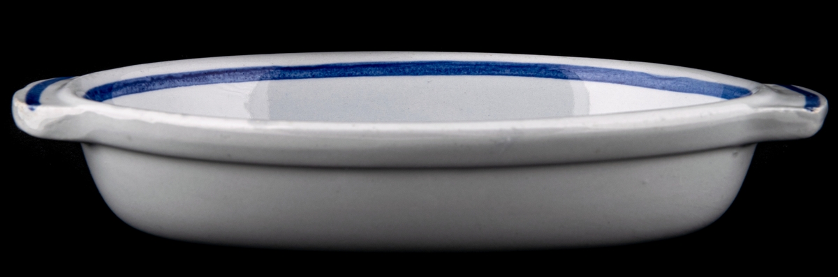 Oval eldfast omelettform, modell AW, storlek 1, dekor Blått band.