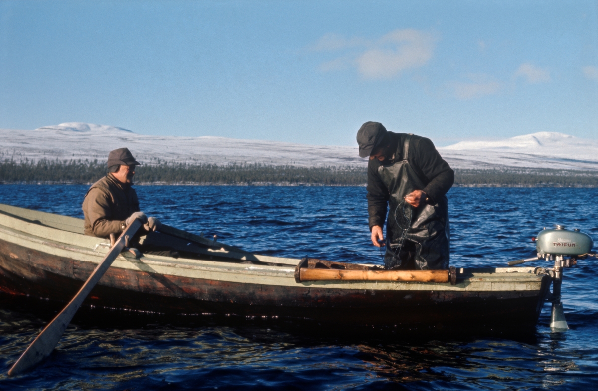 Røyefiskerne Oddmund (1913-1993) og Ottar Riseth (1921-2003) i båt på ...