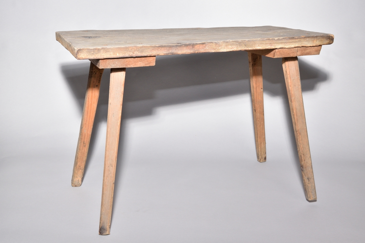 Säte tillverkat i trä. Med enkel rektangulär sits, samt fyra ben.
