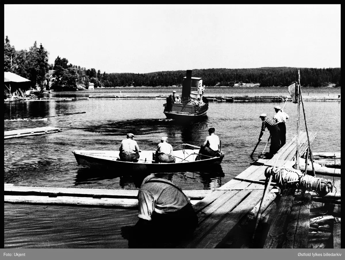 Otteid østre i Marker (Stora Lee), fløtningsarbeid med slepebåten Trygg, 1930-åra. Personene er ukjente.