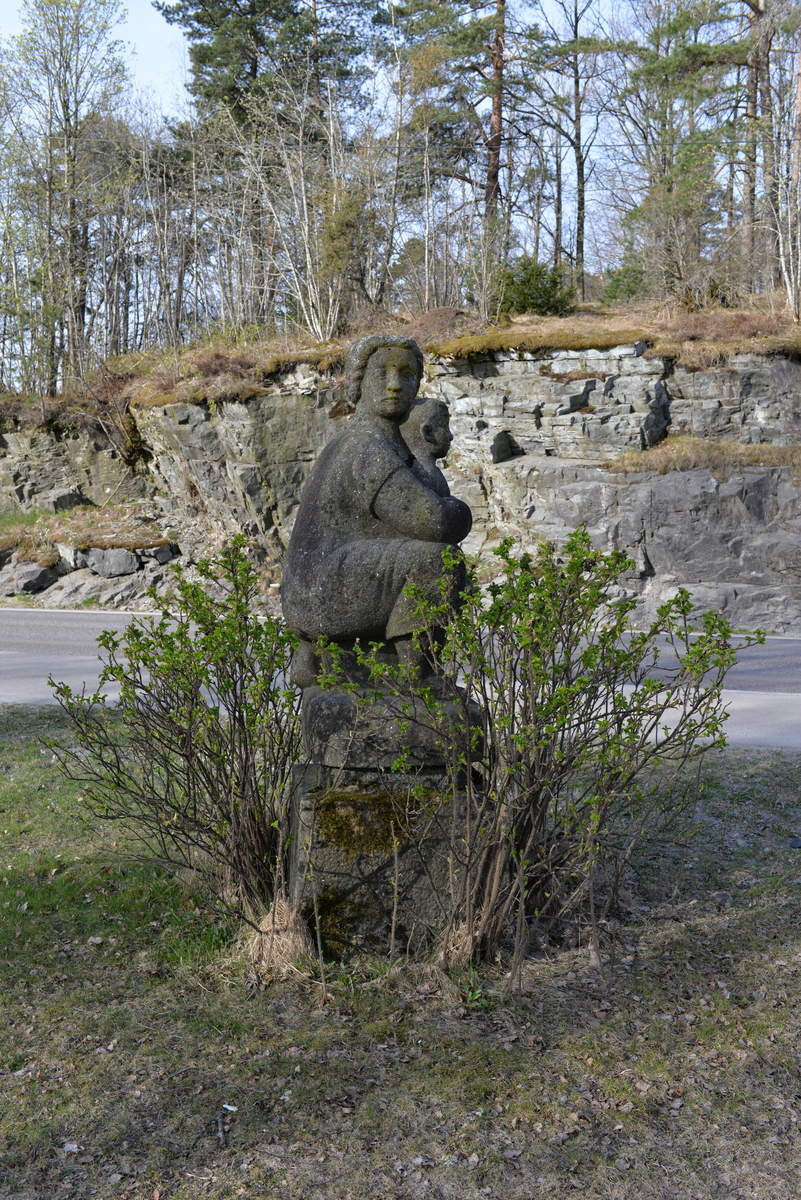 Statue på parkeringsplassen til Eidanger kirke