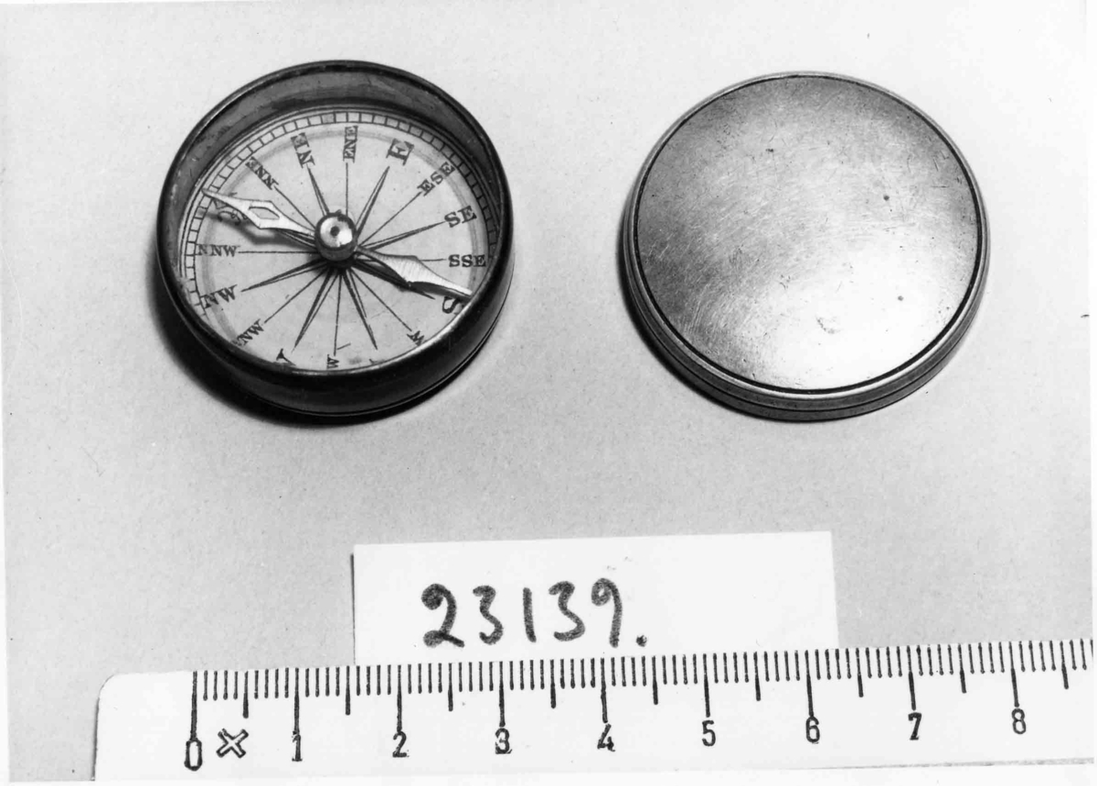 Luftkompass med mässingsdos, tryckt kompassros. Fickkompass