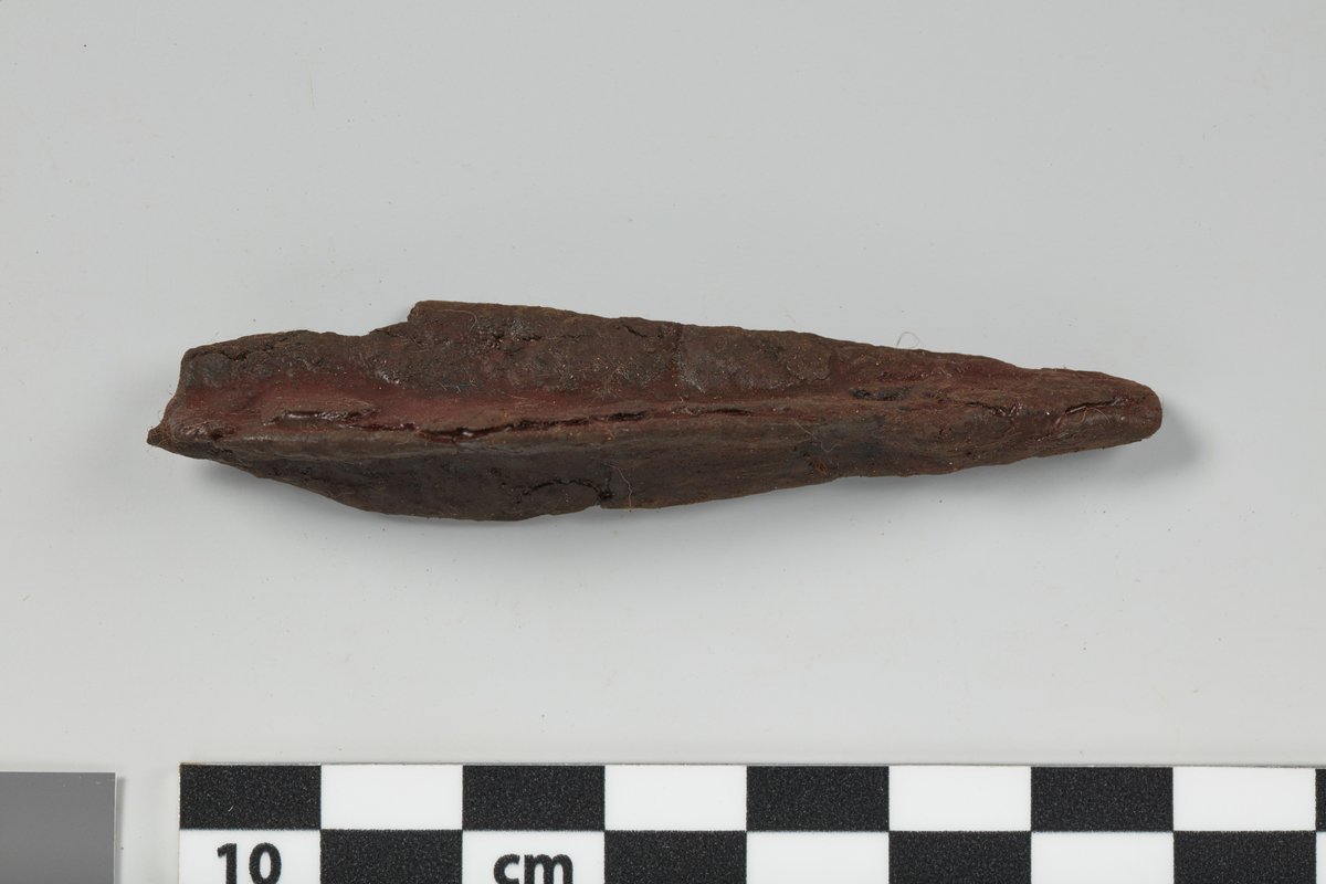 Pilespiss, sterkt forrustet, tangen brukket, blad som R 546, lengde 7 cm (1058/I).