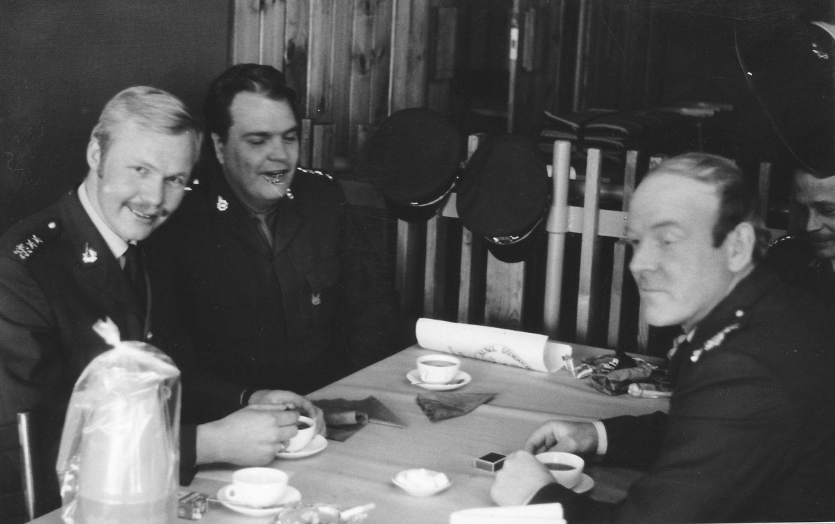 Fälttävlan P1-P10, 1973

Vid kaffebordet efter tävlingen ses kaptenerna Göran Dahlström, Jan Hedenstrand och Bengt Kajland