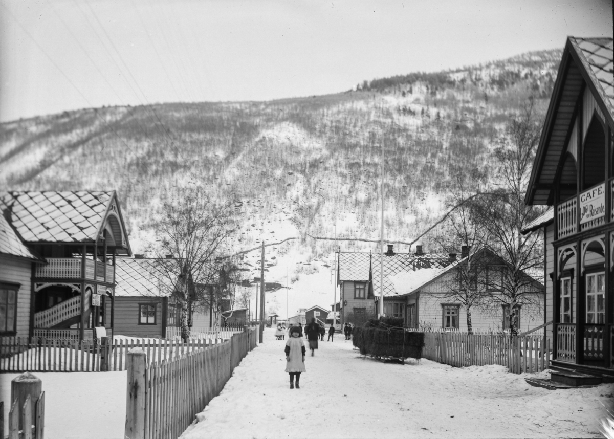 Sel kommune. Gatebilde fra det som senere ble Storgata i Otta tatt østover. Bondeheimen til høyre og Pillarguri kafe til venstre. Vinterbilde med barn i gata.