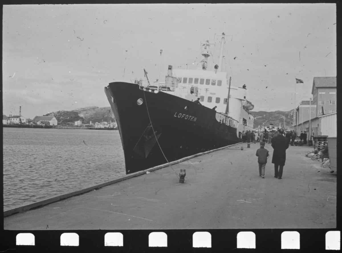 Hurtigruteskipet "Lofoten" på Bodø havn.