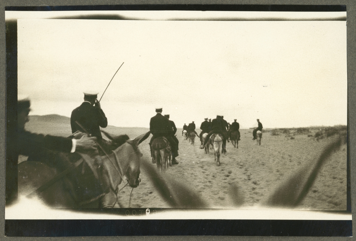 Bilden visar besättningsmän från Fylgia som rider genom öknen vid Giza på åsnor.