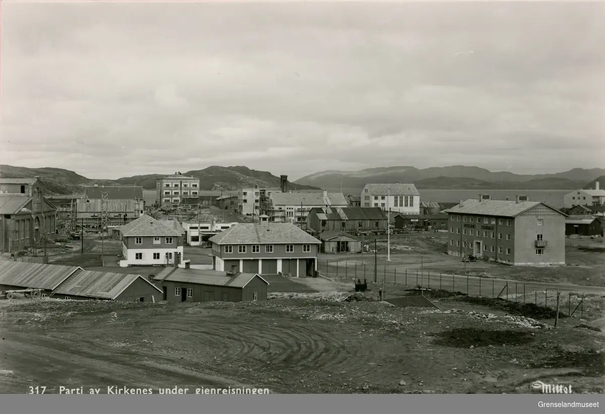 Kirkenes under gjenoppbyggingen i 1949. A/S Sydvarangers administrasjonsbygning ligger til høyre, Dampsentralen til venstre. Betongskolen, som fungerte som midlertidig sykehus etter krigen er bygningen i bakgrunnen. 