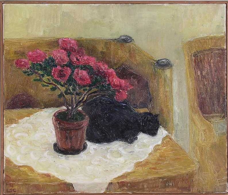 På ett varmt gulbrunt bord med vit duk står en röd azalea; under blomman ligger en svart katt. I bakgrunden syns en soffa och en stol i samma gulbruna färg. Bakgrunden (väggen) går i klarare och ljusare gult.