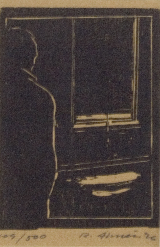 En mann står vendt skrått mot en vegg med tildekket vindu. Han har høye viker i håret, hånda i lomma, og ser skrått nedover, forbi utstyr (plate eller vask?) som sitter på veggen. 