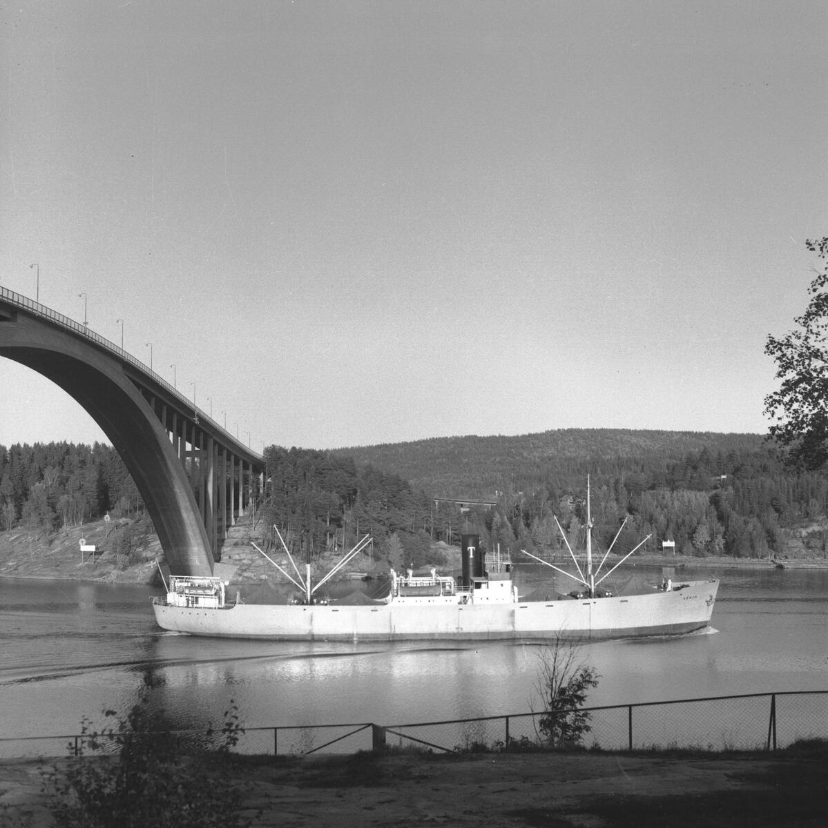 Fartyget Sonja vid Sandöbron


