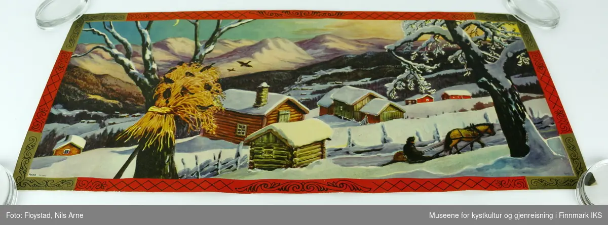 En rektangulær papirplakat med påtrykt vintermotiv av en snødekt fjellgård, et tre med julenek og fugler, en person med hest og slede. I bakgrunnen er det flere andre fjellgårder omgitt av skog og høye fjelltopper. Plakaten har en rød og gullfarget kant med mønsterdekor. Nederst i venstre hjørne står "Mittet 700/008 I", og i høyre hjørne står det "printed in Norway".