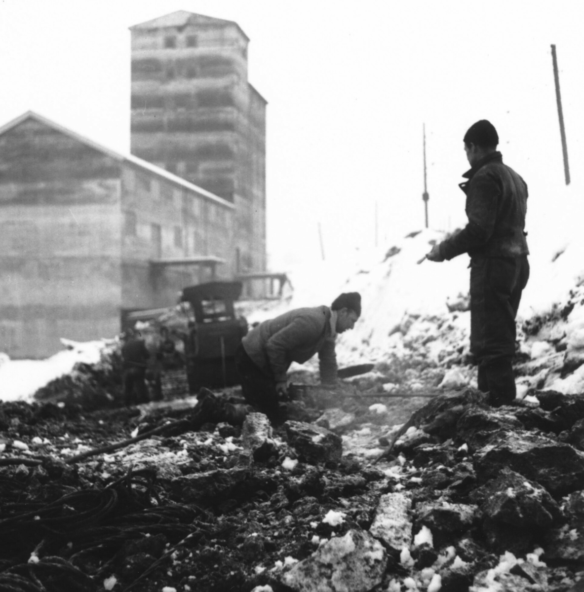 21 ulike bilde av arbeidere under bygginga av Bø mølle i 1952-53