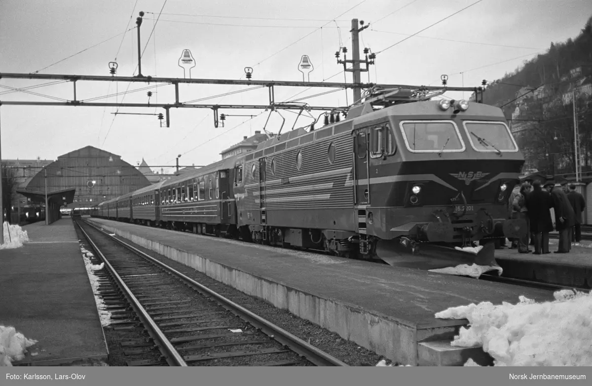 Elektrisk Lokomotiv El 16 2201 Med Dagtoget Til Oslo Ø Tog 602 På Bergen Stasjon Norsk 