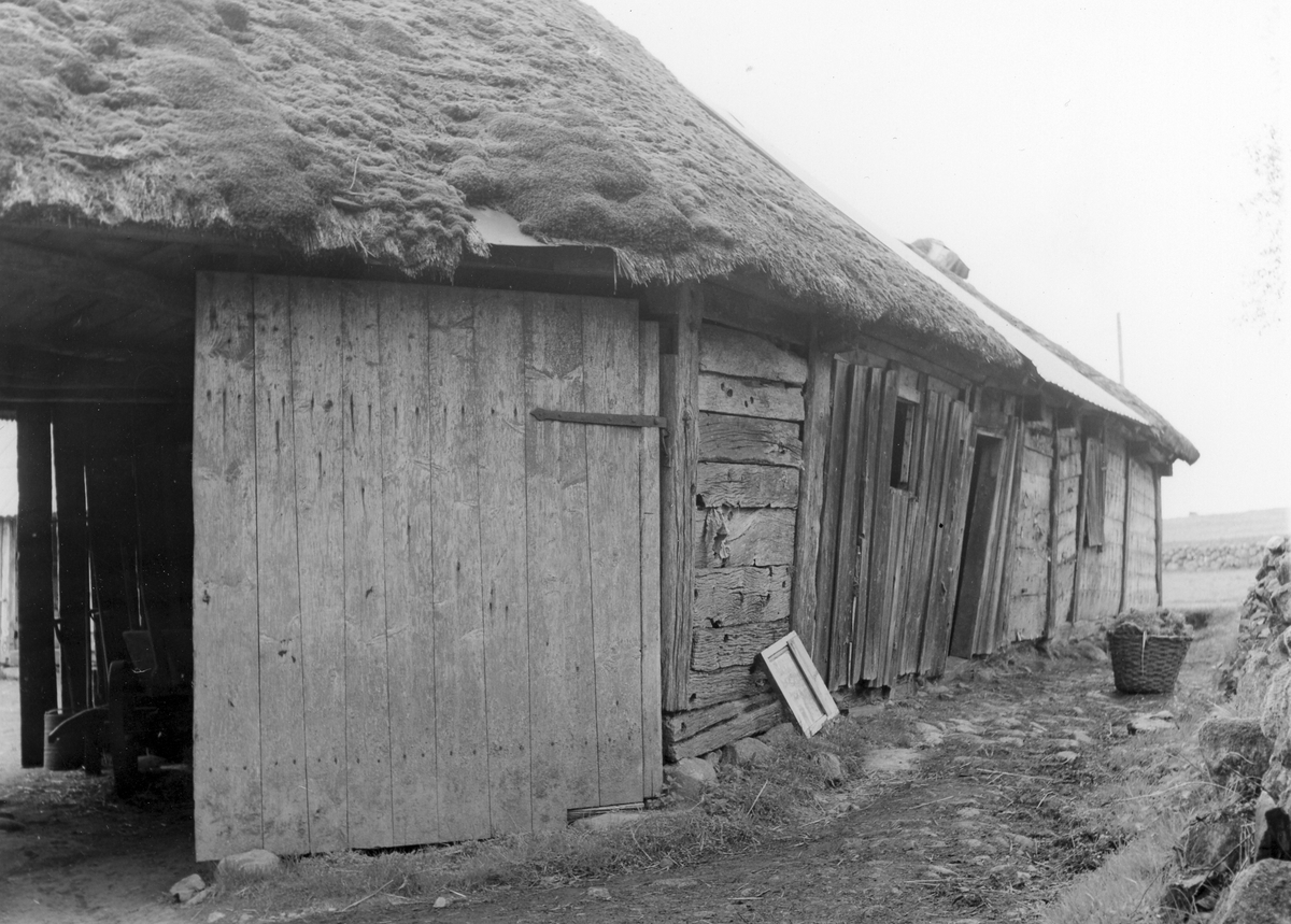 Knäreds sn. Torsakulla. Fotografi av fähus m.m. i tresidig gårdsanläggning, som delvis rivits.