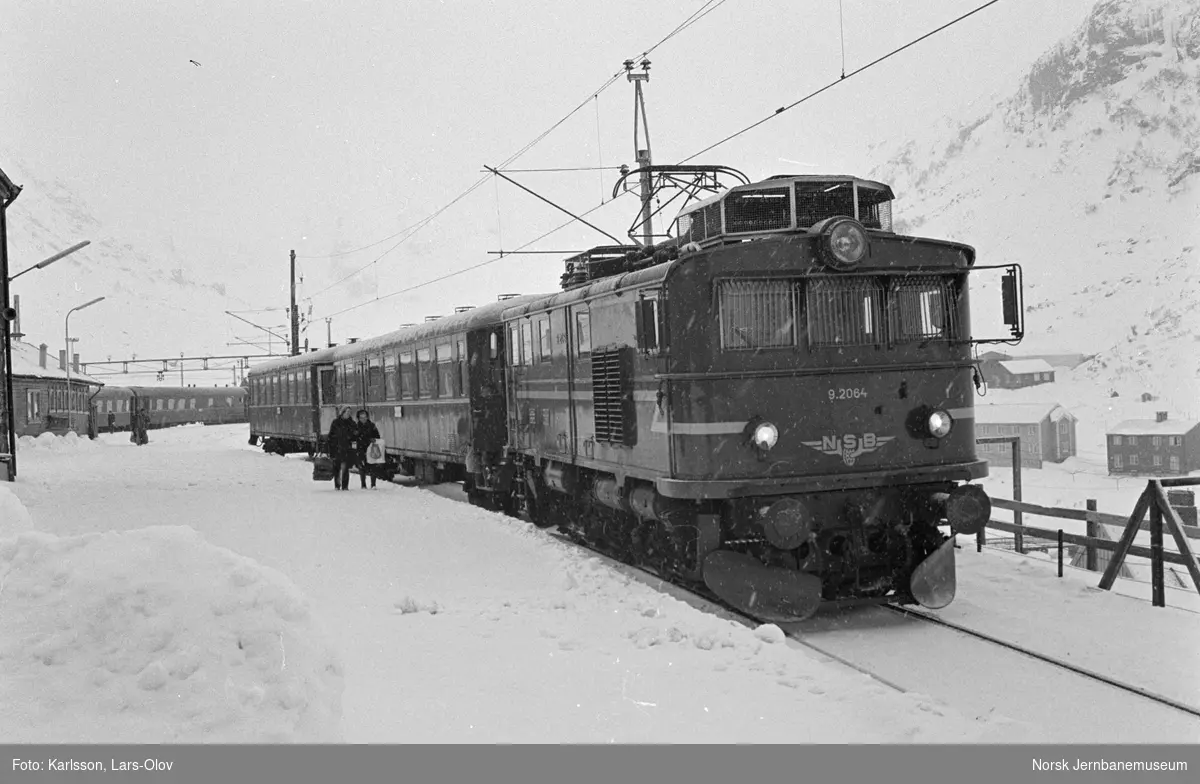 Elektrisk lokomotiv El 9 2064 med persontog til Flåm på Myrdal stasjon