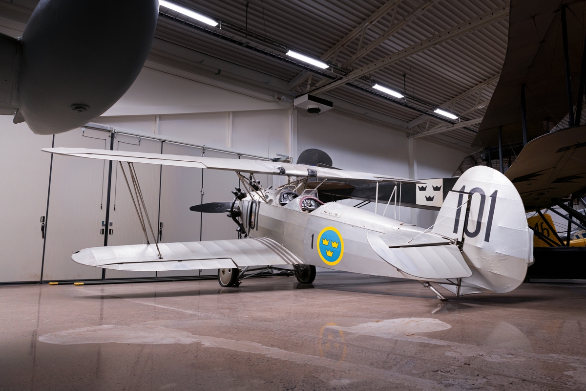Skolflygplan Sk 10
Raab-Katzenstein RK-26

Tvåsitsigt biplan med en fast 7-cylindrig Walter Castor IA motor. 
Märkning: Kronmärke och 101.