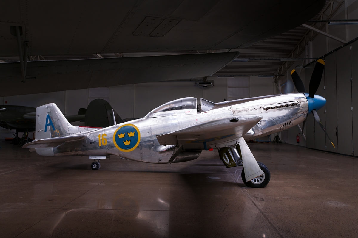 Jaktflygplan J 26. 
North American P-51D 20-NA, Mustang. 

Ensitsigt jaktflygplan med Packard Merlin motor. 
Märkning: På på bakkroppen flottiljnummer 16 och kronmärke. På fenan ett blått A.