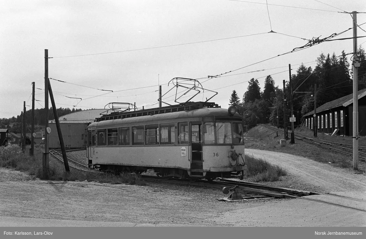 Gråkallbanens sporvogn nr. 36 ved vognhallen ved Munkvoll