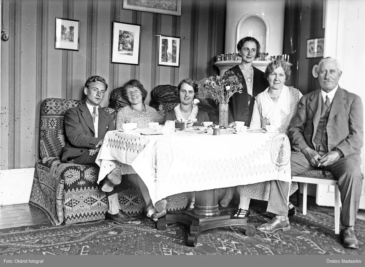 Vänner vid kaffebordet

Från vänster: okänd, Astrid Widestrand född 1899 i Viby, okänd, okänd, Thyra Widestrand född Pettersson 1874 i Hardemo, byggmästare Aron Widestrand född 1872 i Hardemo