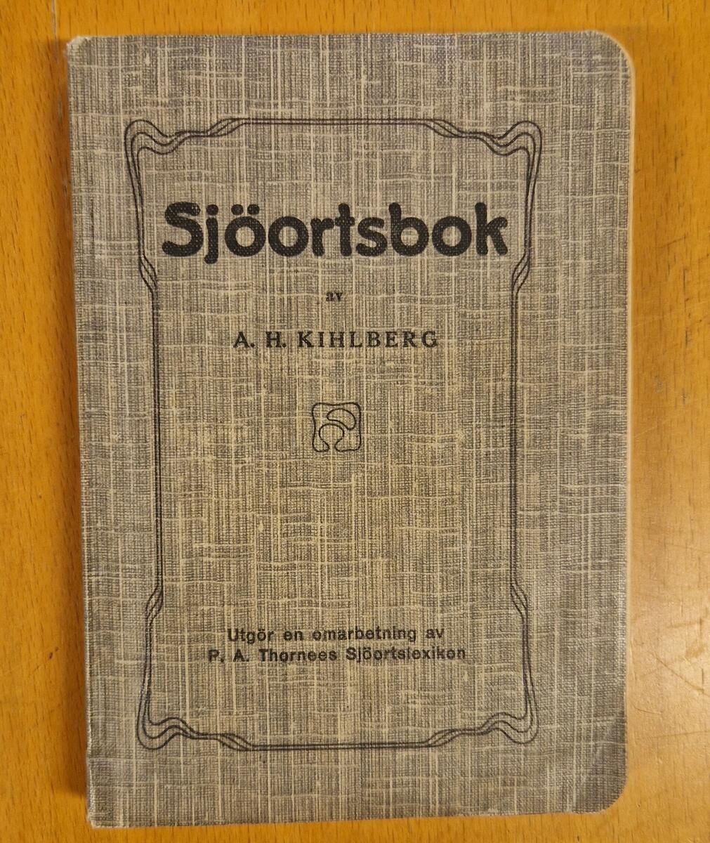 Sjöortsbok av A H Kihlberg. Utgör en omarbetning av P A Thornees Sjöortslexikon. Pris: 6:50. Gåva av Lena Eklöf Viklund, Sundsvall.