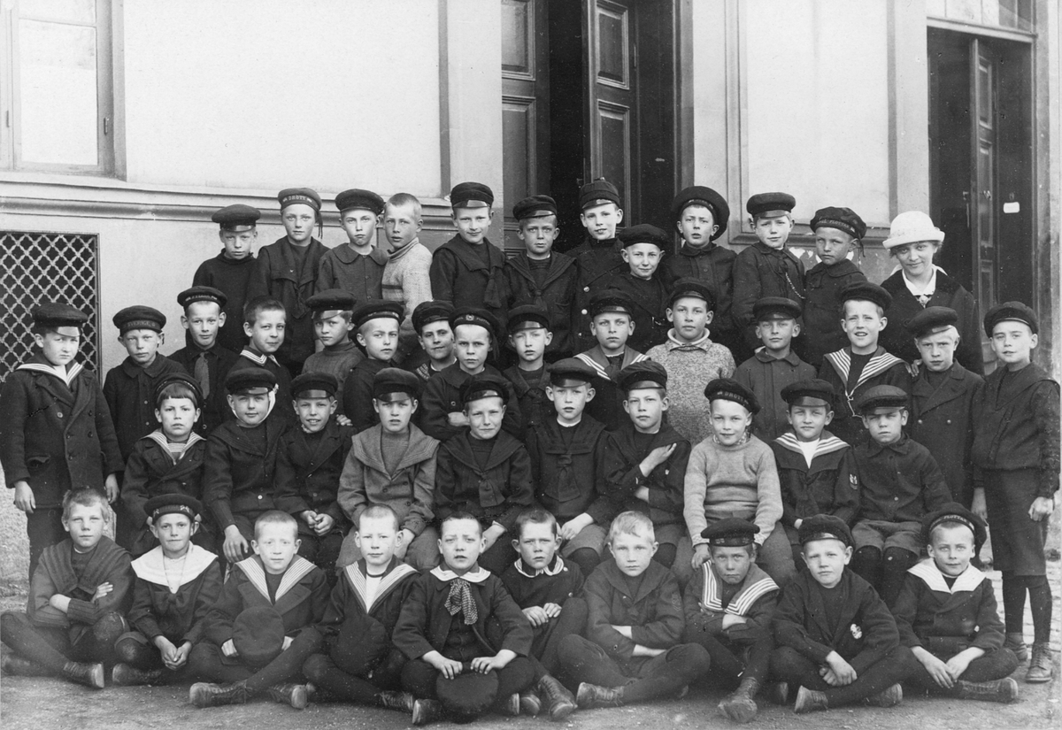 Skolfoto troligtvis från Östra skolans pojkklass i Gävle, 1920-1930.