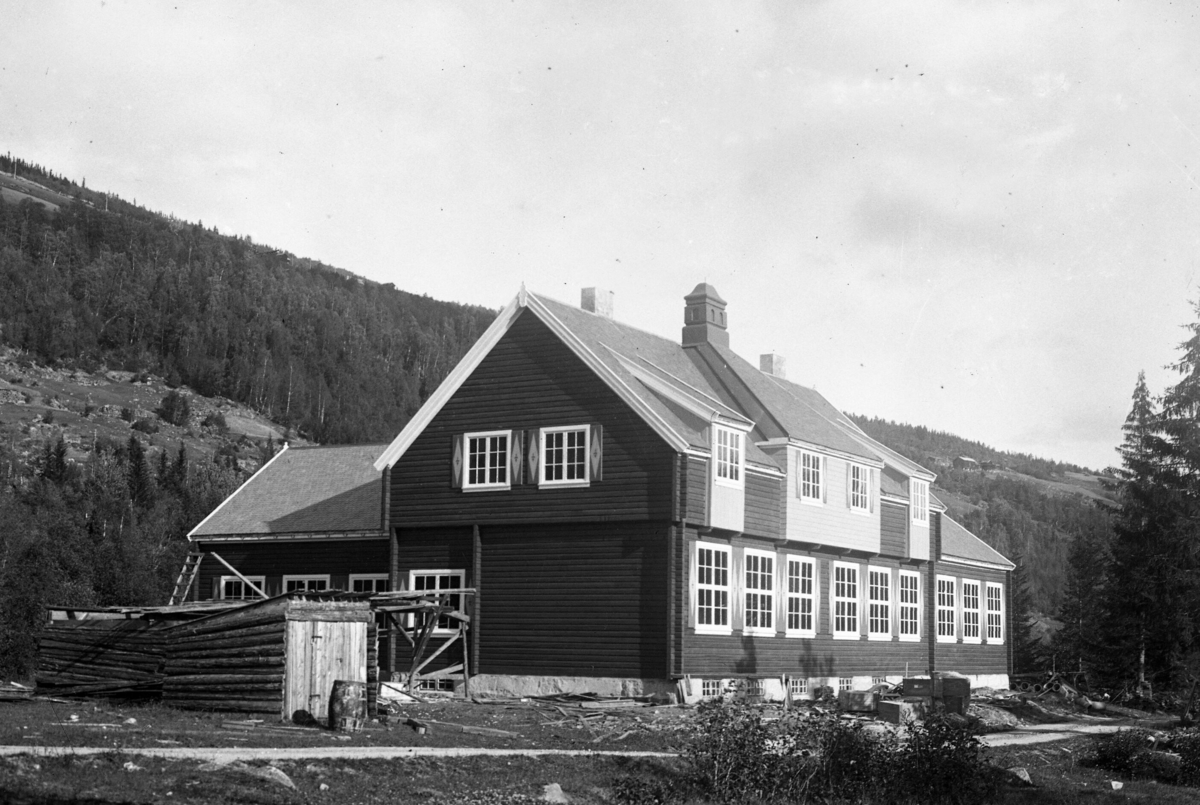 Haukaas-Luraas skule i Austbygda i Tinn.  Byggmeistrar var O. J. Haugen og sonen Ragnvald Haugen. 