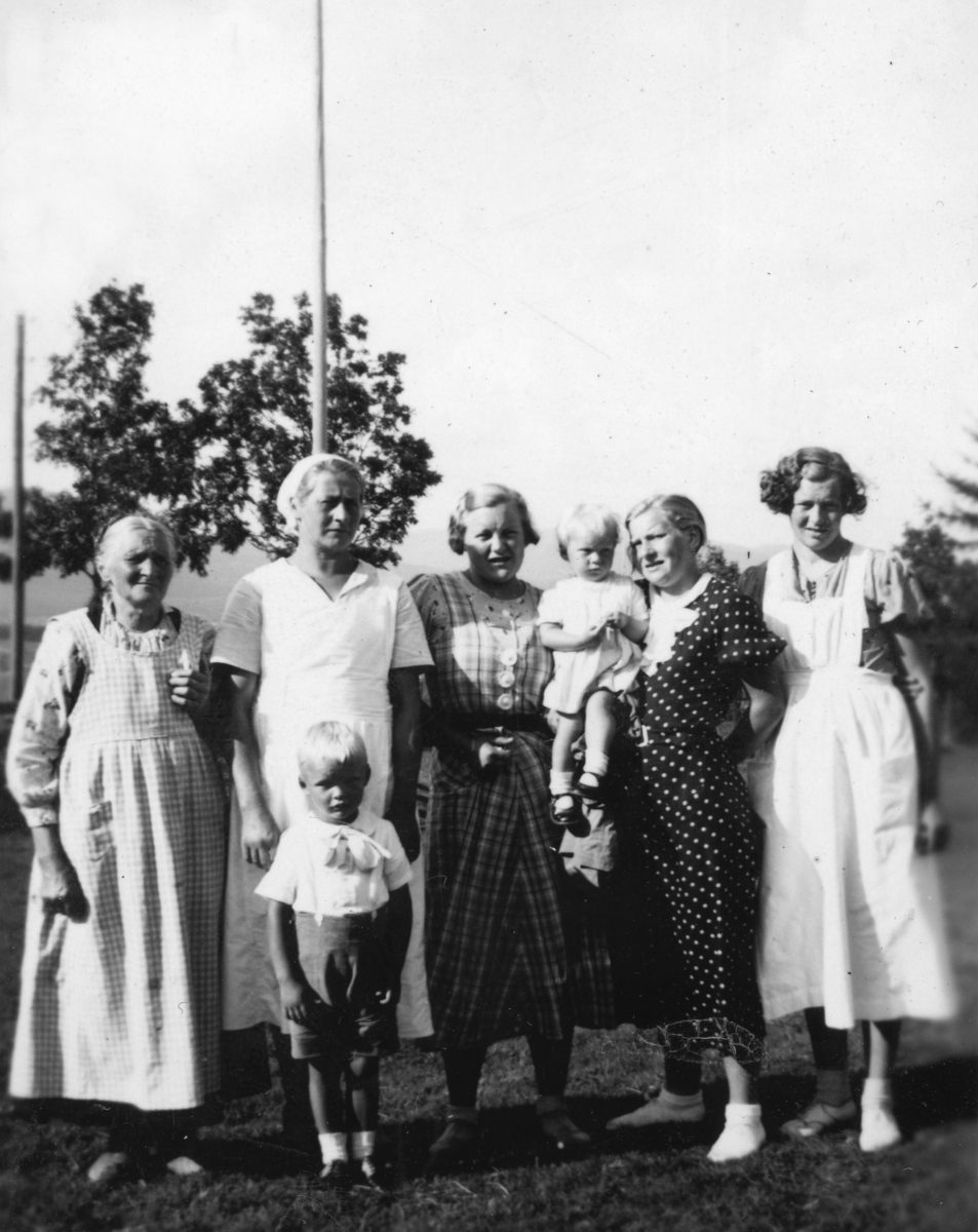 Fire kvinner og to barn.  F.v. Aaste Torstveit, Margit Torstveit med Olav Strand, Nr. 2 f. h er Tone og nr. 1 Dordi Torstveit.  På fanget er truleg Aase Strand.