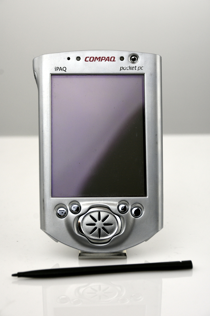 Handdator Compaq model 3630 med färgskärm. System: windows. Medföljande PCMCIA Expansion Pack med inbyggt Li-Ion-batteri och anslutning för nätadapter, typ 173396-001 serienr 4g08Dw36w687.