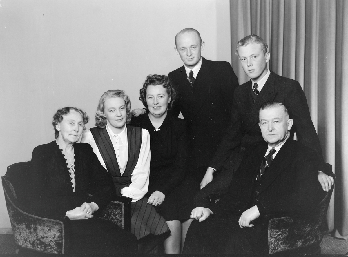 Gartner Einar Sigfred Elfstedt, familiebilde, gruppebilde. Og Kristine og Einar Sigfred Elfstedt.