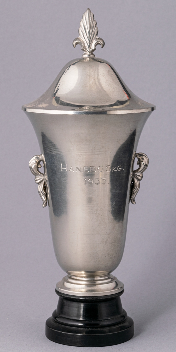 Pokal med lock, tenn, inskription: Hanebo S.K.G. 1935.