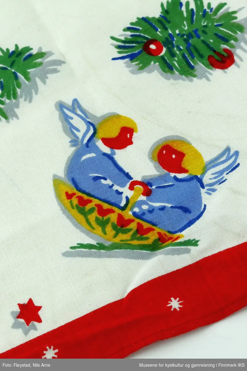 En rektangulær juleløper av bomull med maskinsøm langs kantene og trykt motiv. Duken har to røde dekorkanter med hvite stjerner på langsidene av duken. Motivet på duken består av små blå og røde stjerner og grønne grener med røde bær, i tillegg til bjeller, et hus, en lykt engler, en stor stjerne og en skål med grøt oppi helt i ene enden av duken. Fargene på duken er hvit, rød, grønn, gul og blå. 