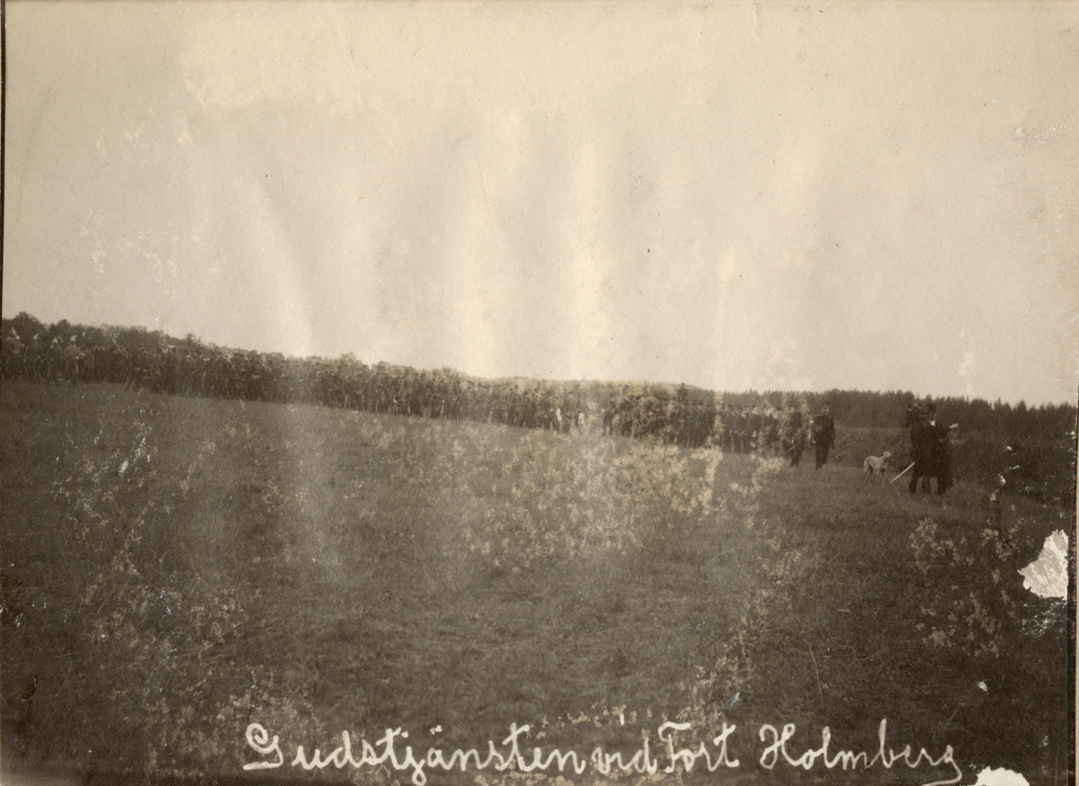 Text på bilden: "Gudtjänst vid Fort Holmberg".