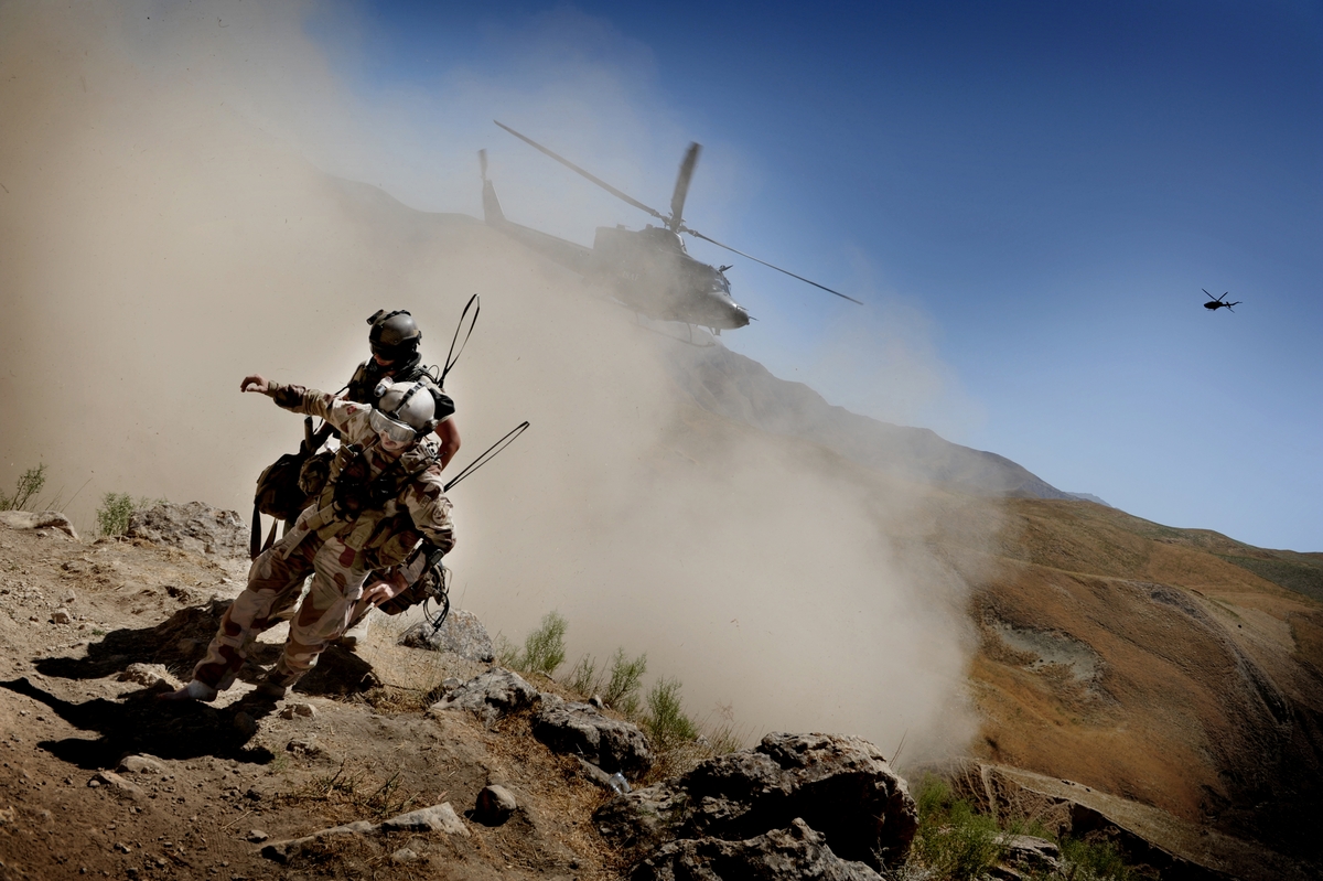Norske soldater på oppdrag i Afghanistan. Helikopterpilot Arvid Josefsen skal hente Øivind Rognmo som ble skadet under en operasjon mentorstyrken OMLT4 utførte sammen med afghanske kolleger i den nordlige delen av landet.