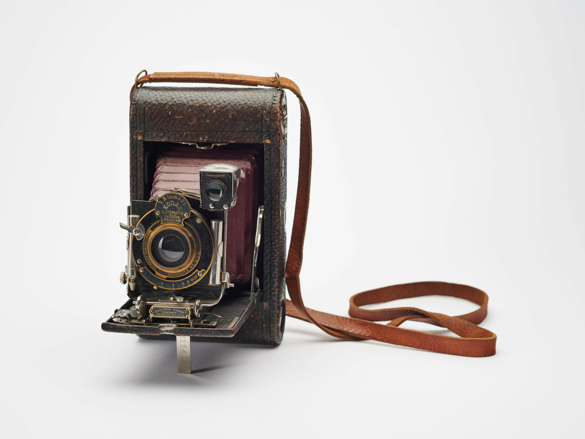 3 Folding Pocket Kodak model E-2 er et foldekamera for 118 rullfilm, produsert av Eastman Kodak Co. ca. 1904.

De tidligste modellene av 3 Folding Pocket Kodak ble produsert fra 1900 til 1903, og de eldre modellene fra 1904 til 1915.