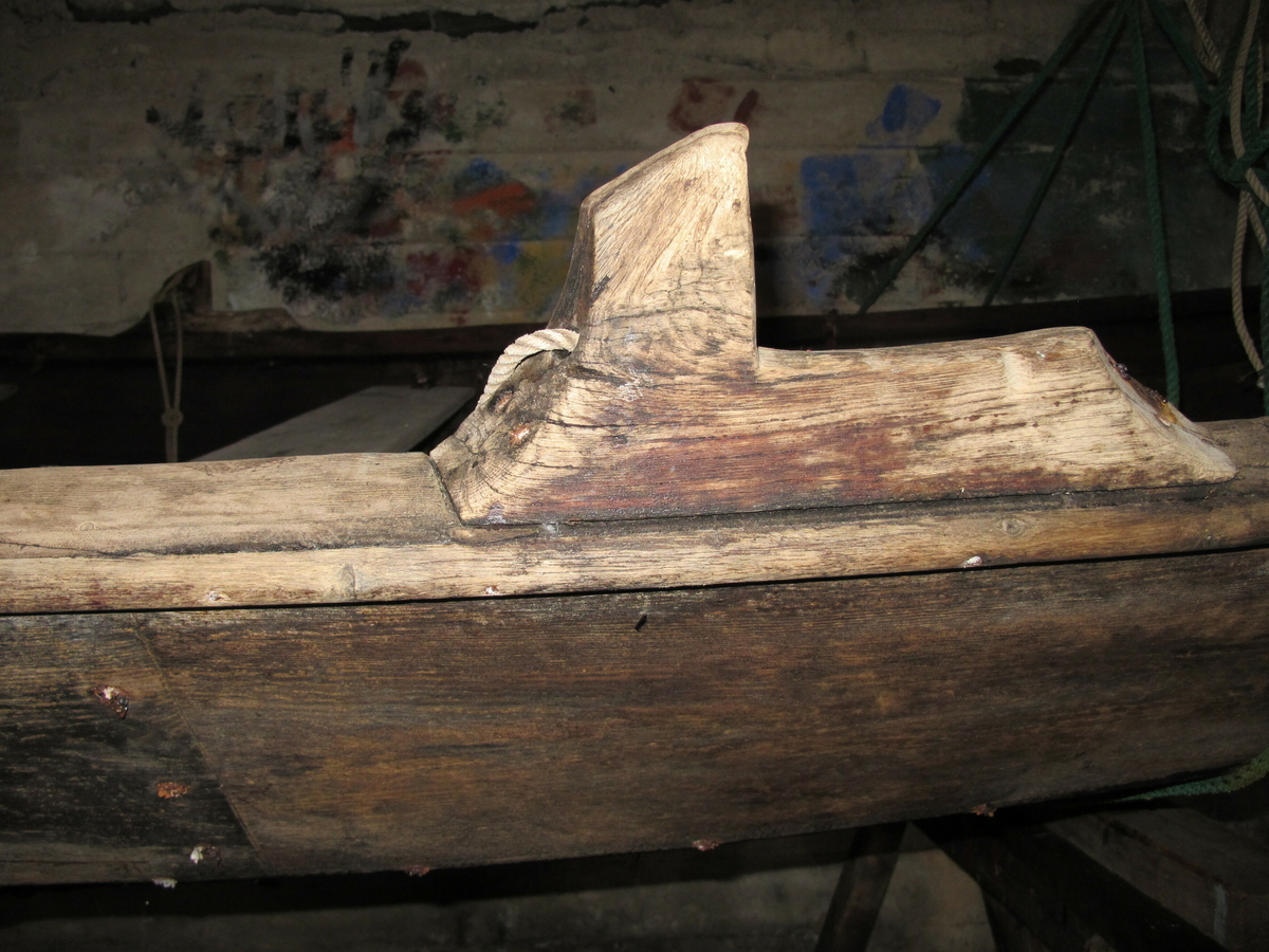Båten er en oselver, en klinkbygget færing. Det er en tradisjonsbåt laget av treverk med tre bordganger. Innvendig har den tre band med tre tofter. Båten har tre keiper og mangler en til. Utsiden viser rester av beis.
