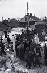 17. maitoget i 1957 på vei inn til Vardøhus festning. Vardø 