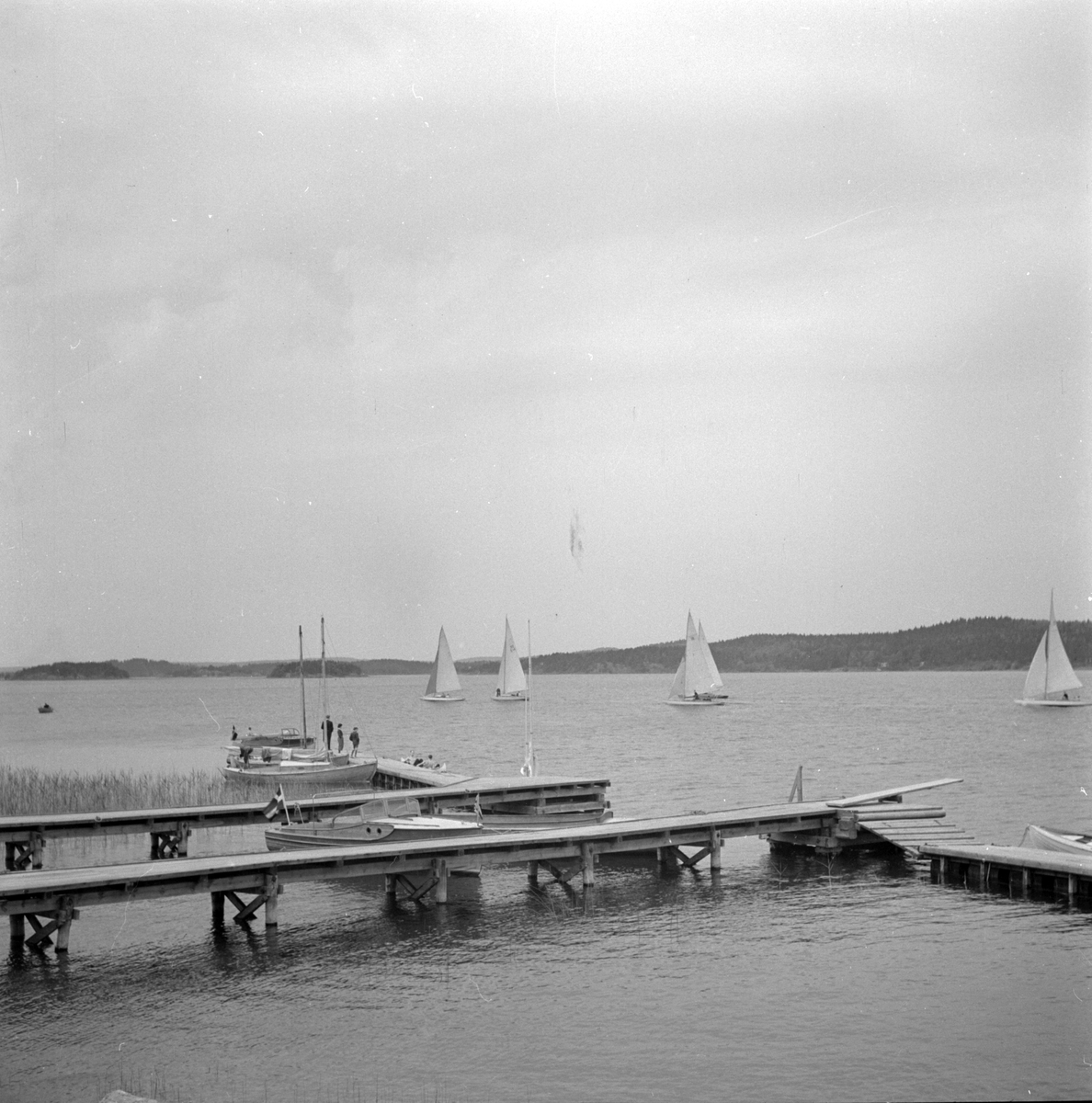 Bryggor och båtar vid Lövekullebadet, 1940-talet