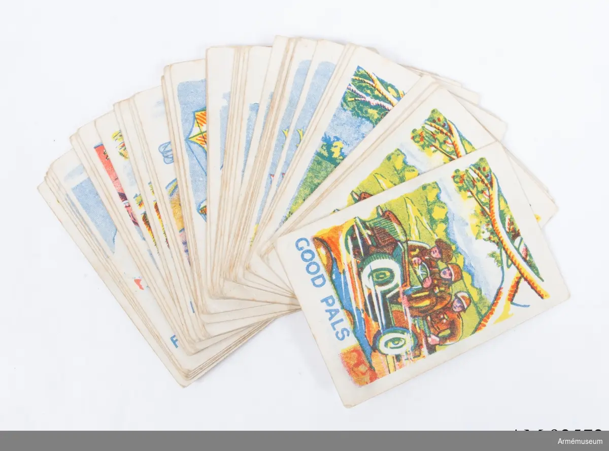 Kortspel: ”SNAP” med 48 tecknade kort fördelade på 12 olika teman från Andra världskriget. Baksidan märkt ”W”. Möjligen tillverkade av John Waddington Ltd.? Spelregler saknas. Storbritannien, Andra världskriget.