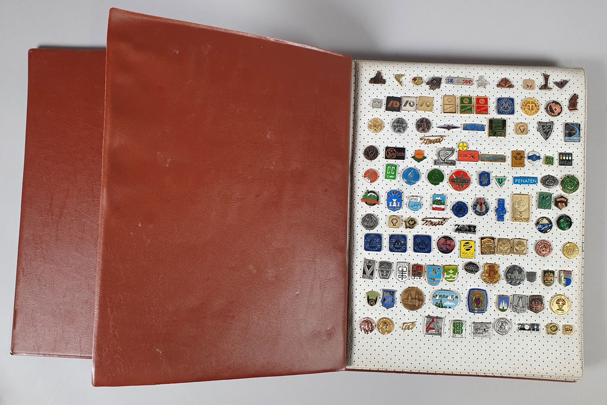 Album med pins fra Bosnia (tidligere Jugoslavia).
