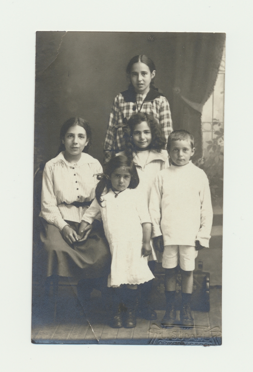 Familieportrett av noen av barna i Levin-familien på Orkanger