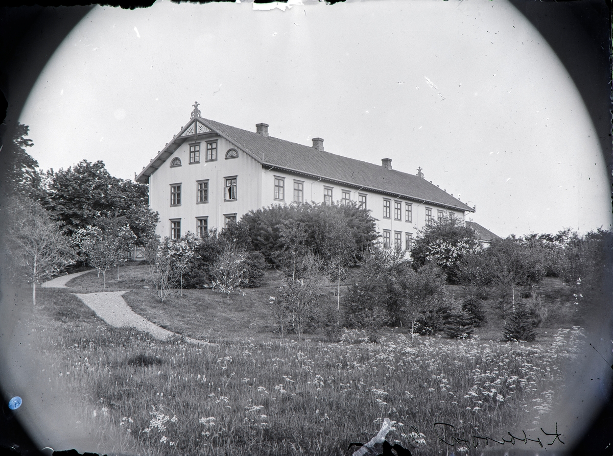 Hovedhuset og litt av hagen på Kobberstad gård, Østre Toten.